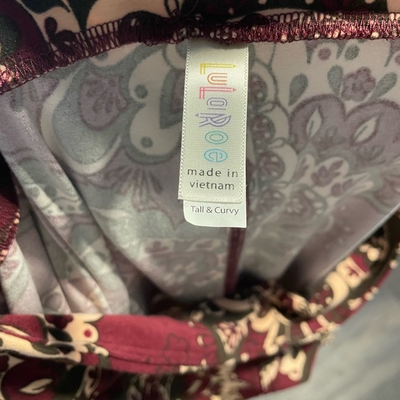 ⭐️4 for $10⭐️Maroon Paisley Leggings. Women's Size Large / XL. Buttery Soft. - Picture 5 of 5